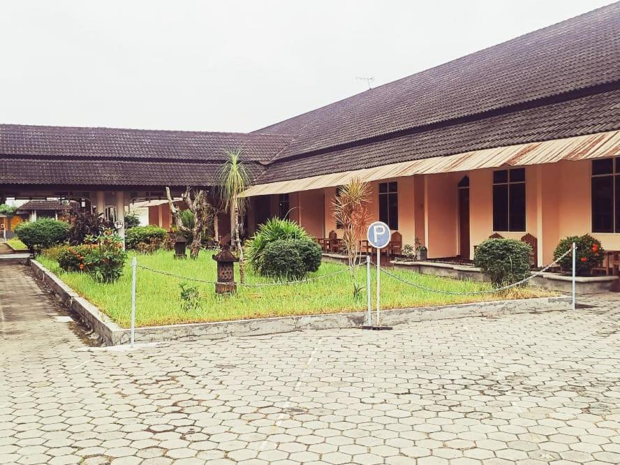 Hotel Wijaya Purwokerto Kültér fotó