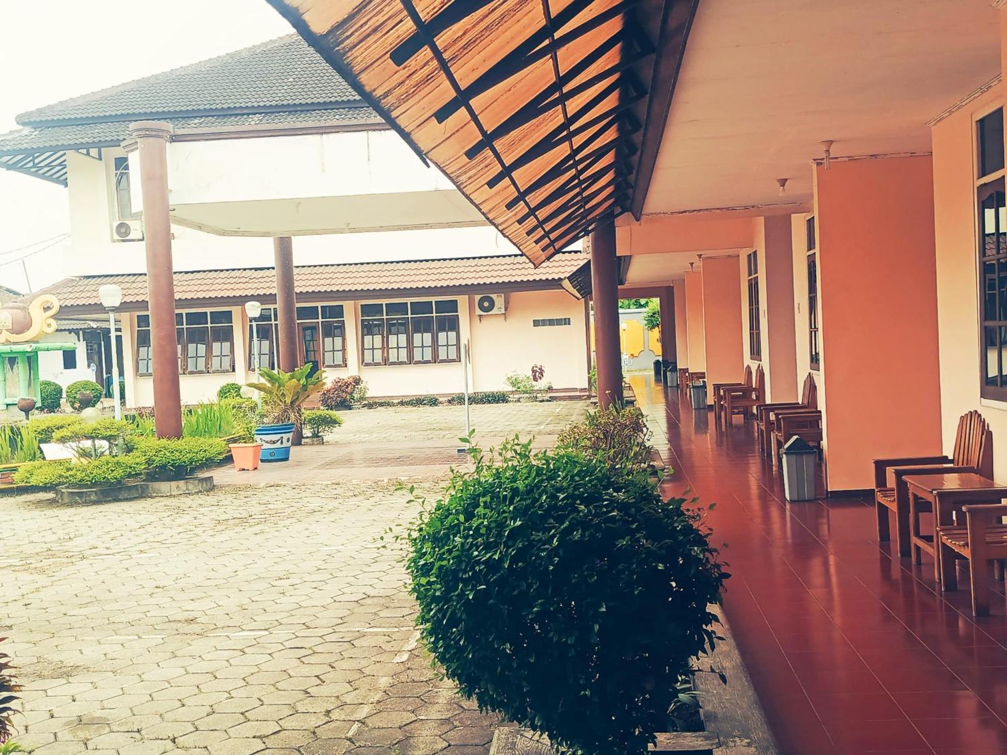 Hotel Wijaya Purwokerto Kültér fotó